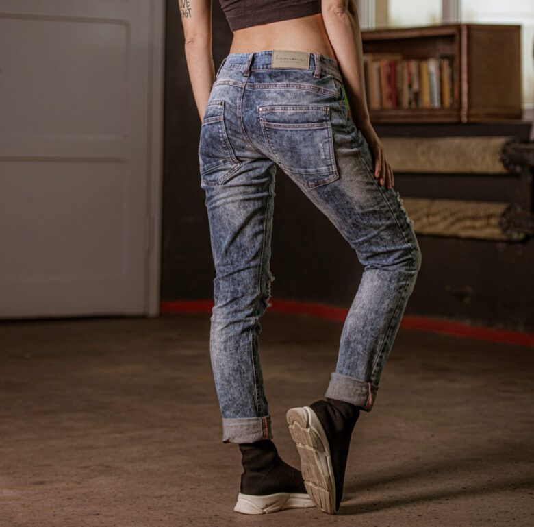 Przecierane jeansy damskie boyfriend Lemme