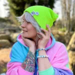 Neonowa czapka beanie z przypinką Brain Inside