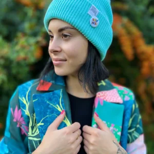 Bawełniana czapka beanie jasny turkus z przypinką Brain Inside