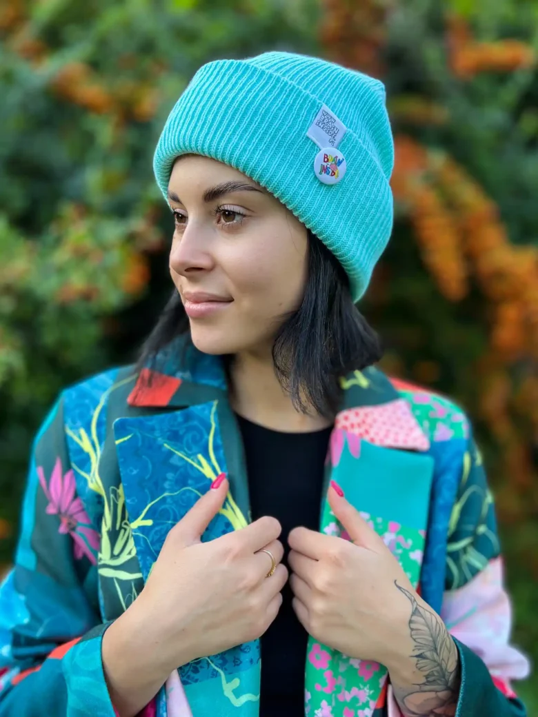 Bawełniana czapka beanie jasny turkus z przypinką Brain Inside