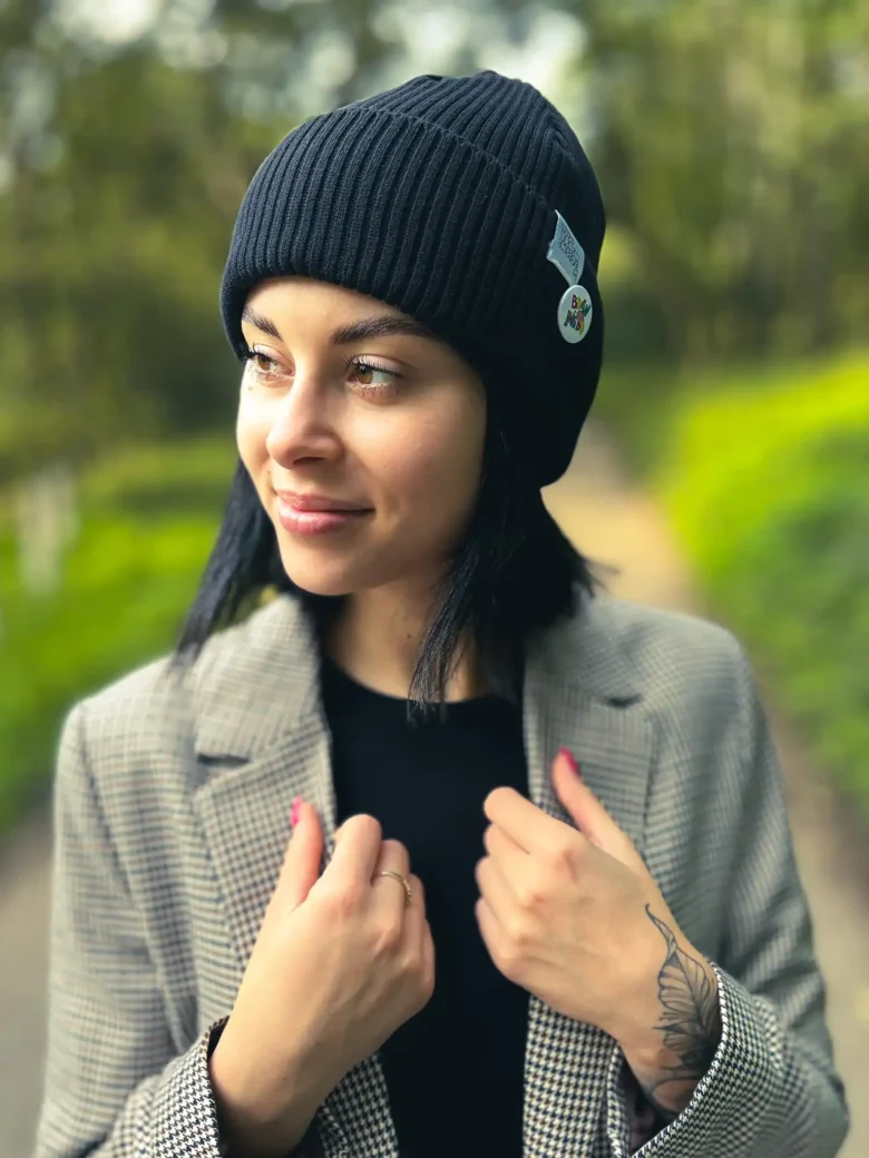 Bawełniana czapka beanie czarna z przypinką Brain Inside
