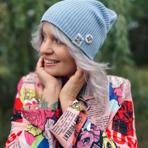 Bawełniana czapka beanie jasny niebieski z przypinką Brain Inside