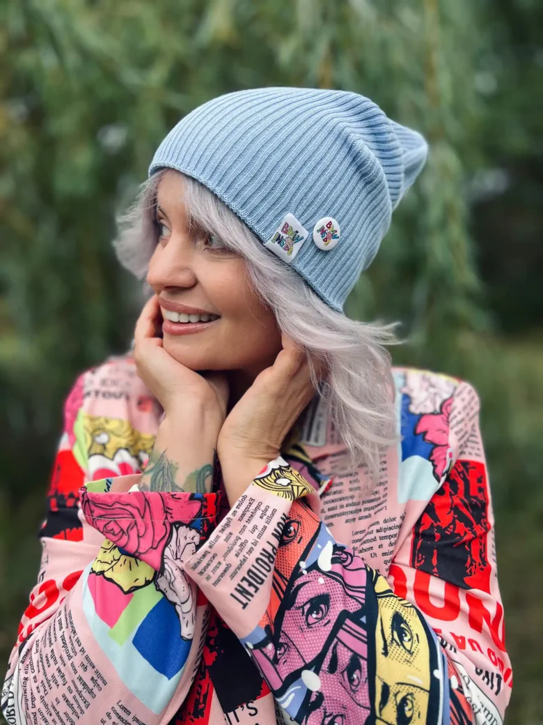 Bawełniana czapka beanie jasny niebieski z przypinką Brain Inside