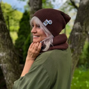 Bawełniana czapka beanie brązowa z przypinką Brain Inside