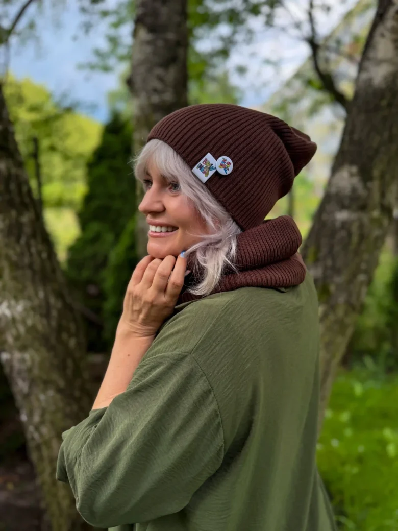 Bawełniana czapka beanie brązowa z przypinką Brain Inside