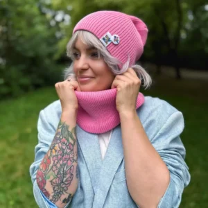 Bawełniana czapka beanie różowa z przypinką Brain Inside