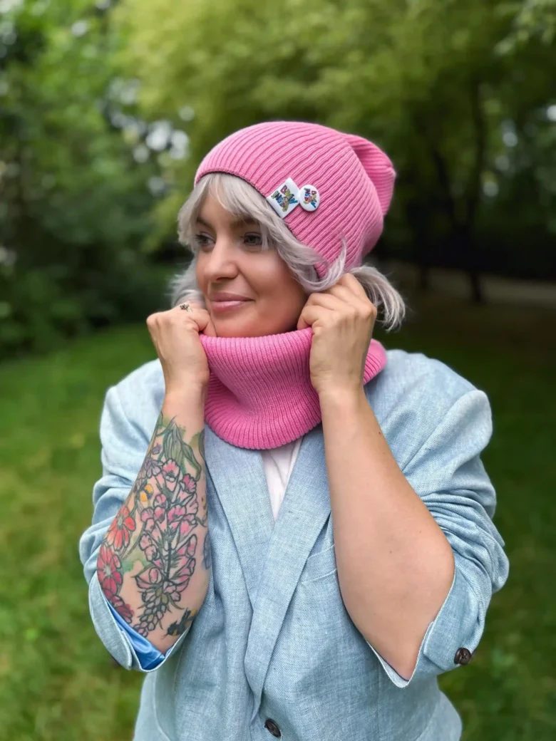 Bawełniana czapka beanie różowa z przypinką Brain Inside