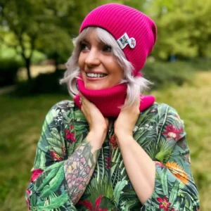Bawełniana czapka beanie malinowa z przypinką Brain Inside