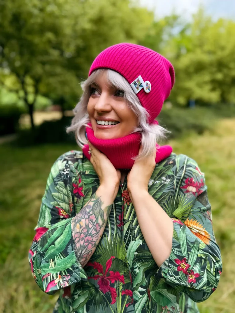 Bawełniana czapka beanie malinowa z przypinką Brain Inside