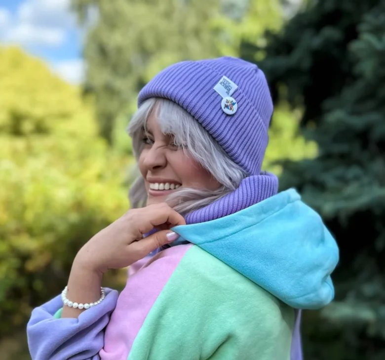 Bawełniana czapka beanie liliowa z przypinką Brain Inside
