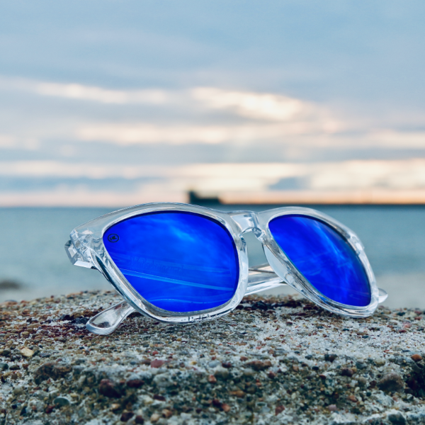 sportowe okulary przeciwsłoneczne polaryzacyjne przezroczyste białe błyszczące niebieskie szkiełka lustrzanki knockaround premiums