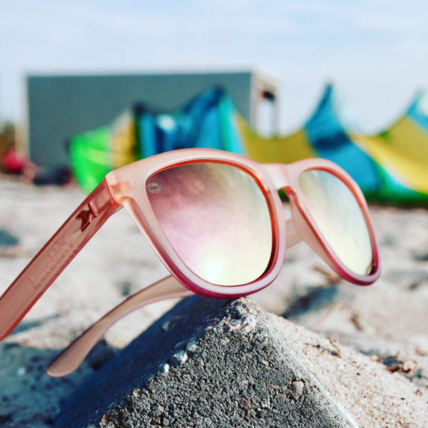 sportowe brzoskwiniowe różowe okulary przeciwsłoneczne z polaryzacją lustrzane soczewki knockaround premiums