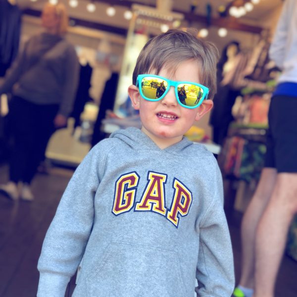 Pop up store Jastarnia dzieciece okulary przeciwsłoneczne kolorowe turkusowe z żółtymi soczewkami Knockaround premiums kids Surf Shop półwysep helski