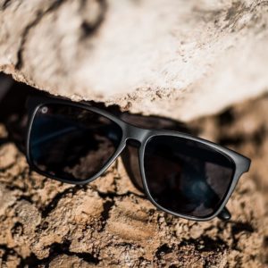 prostokątne niedrogie kolorowe okulary przeciwsłoneczne z polaryzacją Fast Lanes czarne matowe z czarnymi soczewkami idealne dla kierowców do samochodu na wakacje na plaże w góry dla faceta lekkie