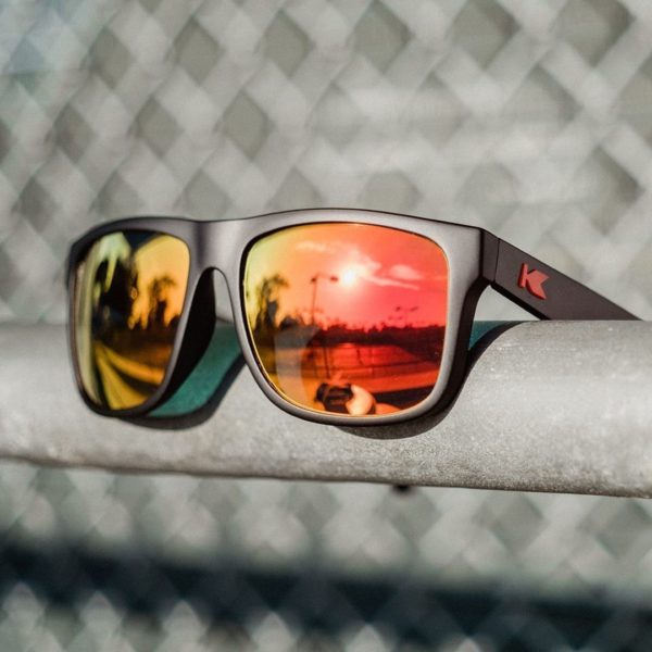 niedrogie okulary przeciwsłoneczne z polaryzacją knockaround Torrey Pines czarne z czerwoną soczewką