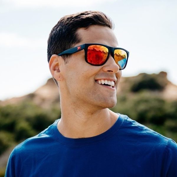 niedrogie okulary przeciwsłoneczne z polaryzacją knockaround Torrey Pines czarne z czerwoną soczewką dla mężczyzny
