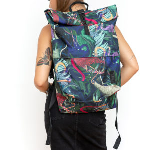 nieprzemakalny duży fioletowo czarny plecak dzień dobry flamingi sztywne plecy na laptopa na wycieczkę detal na plecach