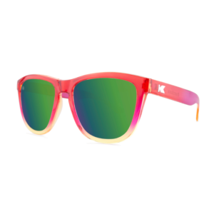 niedrogie okulary przeciwsłoneczne kolorowe z polaryzacją z zieloną soczewką czerwone oprawki premiums wild thing knockaround