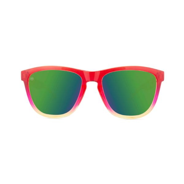 niedrogie okulary przeciwsłoneczne kolorowe z polaryzacją z zieloną soczewką czerwone oprawki premiums wild thing knockaround