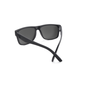 niedrogie okulary przeciwsłoneczne z polaryzacją czarne z niebieskimi soczewkami knockaround Torrey Pines