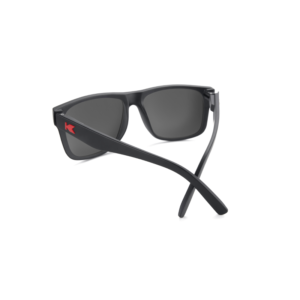 niedrogie okulary przeciwsłoneczne z polaryzacją czarne z czerwonymi soczewkami knockaround Torrey Pines