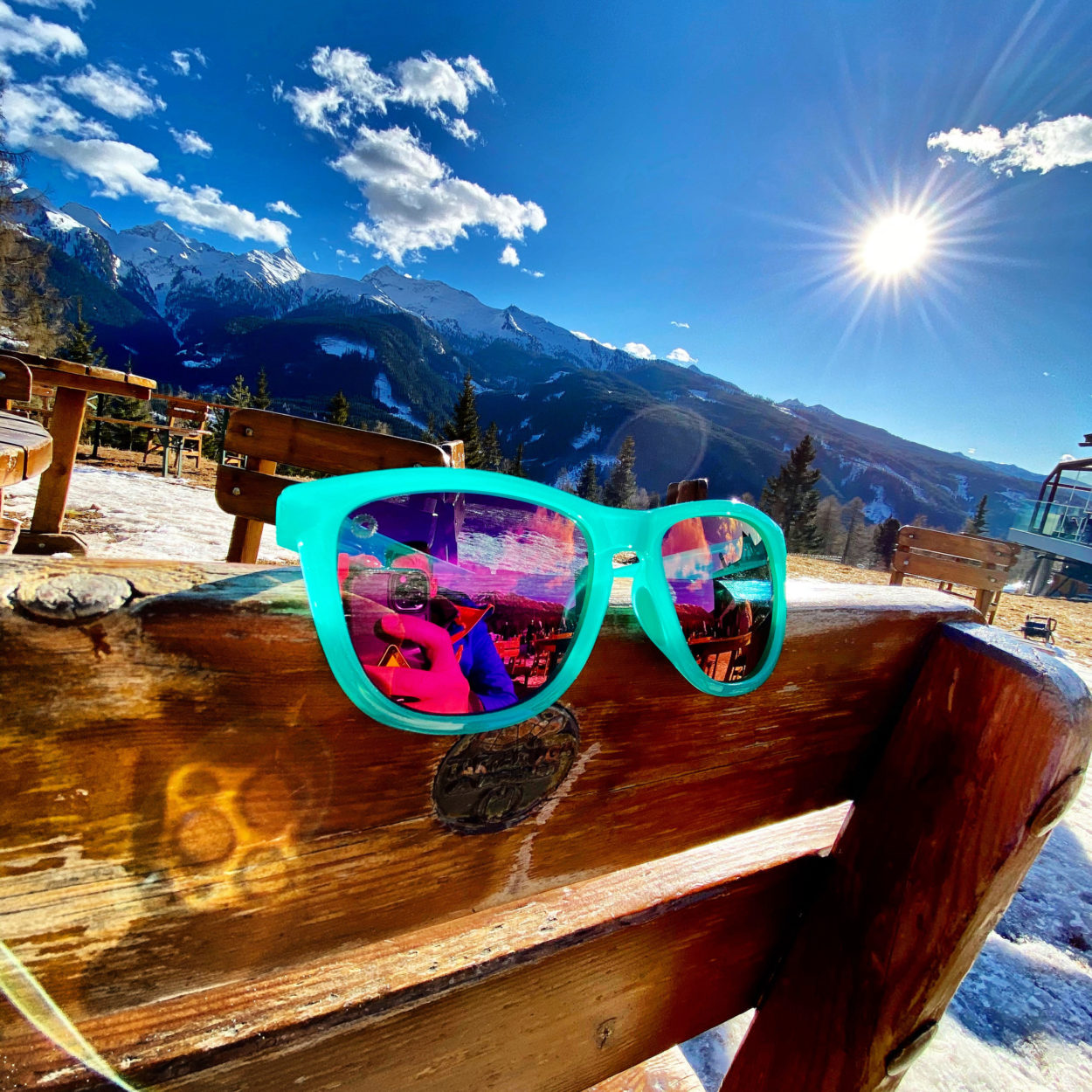 neonowe okulary przeciwsłoneczne turkusowe z fioletowymi soczewkami z polaryzacją knockaround premiums sport