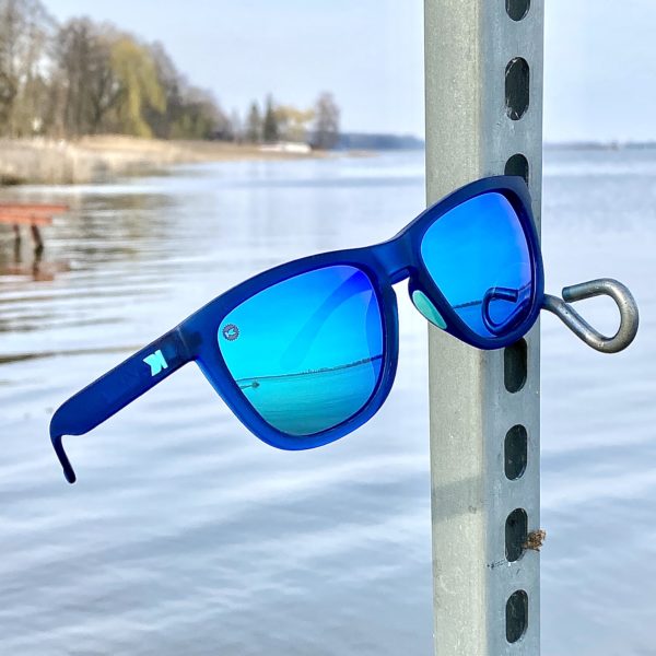granatowe sportowe okulary przeciwsłoneczne kolorowe lustrzanki z polaryzacją damskie męskie do biegania knockaround sunlovers premiums navy mint